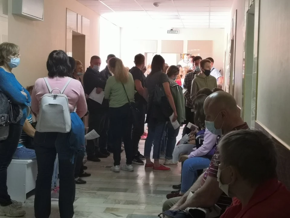 Омичам полдня приходится провести в очереди, чтобы сдать тест.