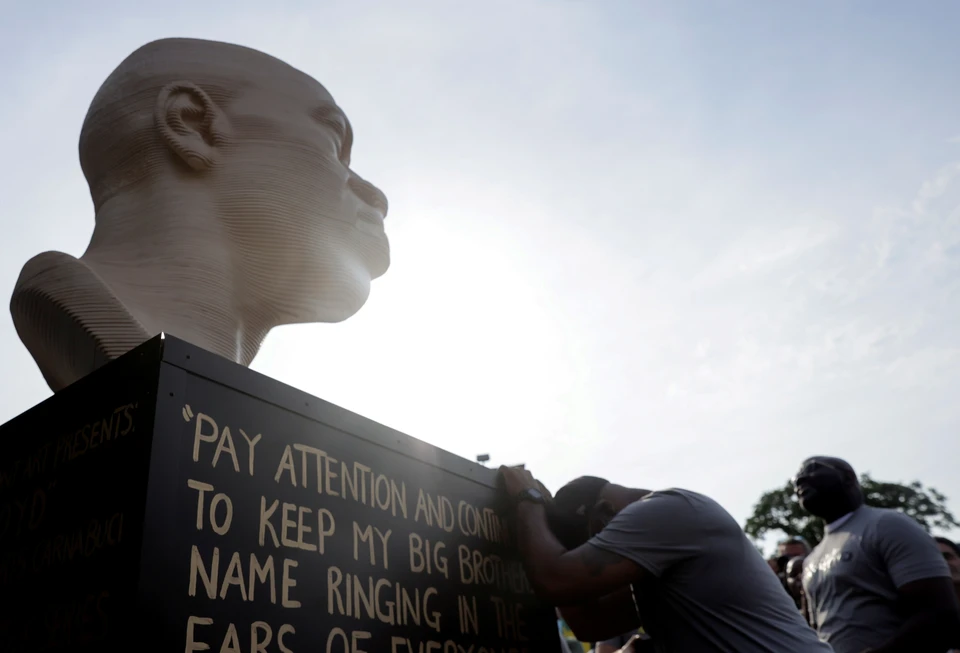 В честь Дня освобождения работов в Нью-Йорке поставили памятник Джорджу Флойду