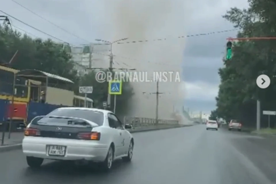 Высота хлынувшего из-под земли фонтана составила несколько метров. Скриншот видео barnaul.insta