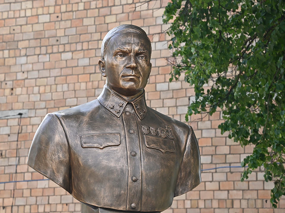 В каком городе открыли памятник. Памятник генералу Лукину в Смоленске. Генерал Лукин Смоленск. Памятник генералу Лукину. Смоленск памятник полководцу.