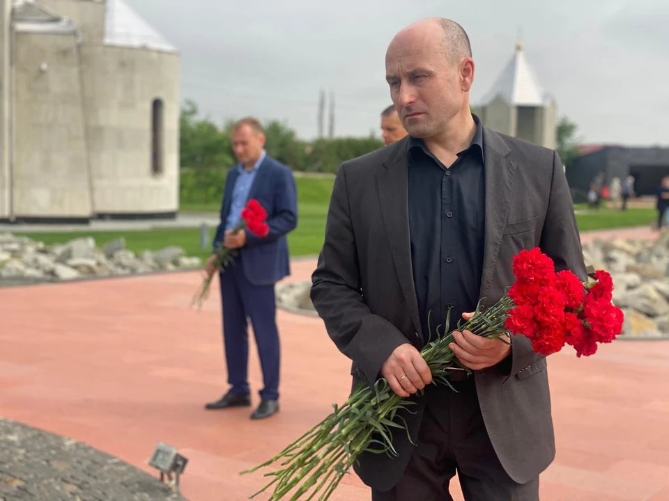 Он специально прибыл в Крым, чтобы почтить память тех, кто в первые же часы войны встретил здесь удар противника.