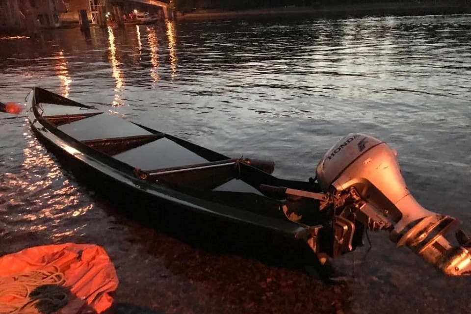 Лодку достали из Средней Невки после затопления. Фото: СЗТП