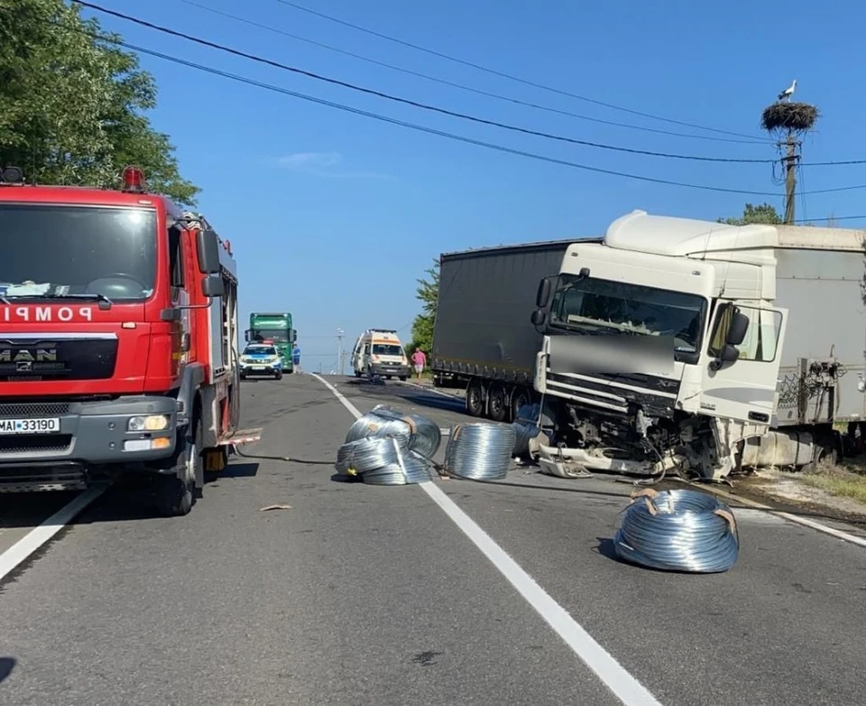 Автомобиль врезался в грузовик - погибли трое граждан Молдовы.
