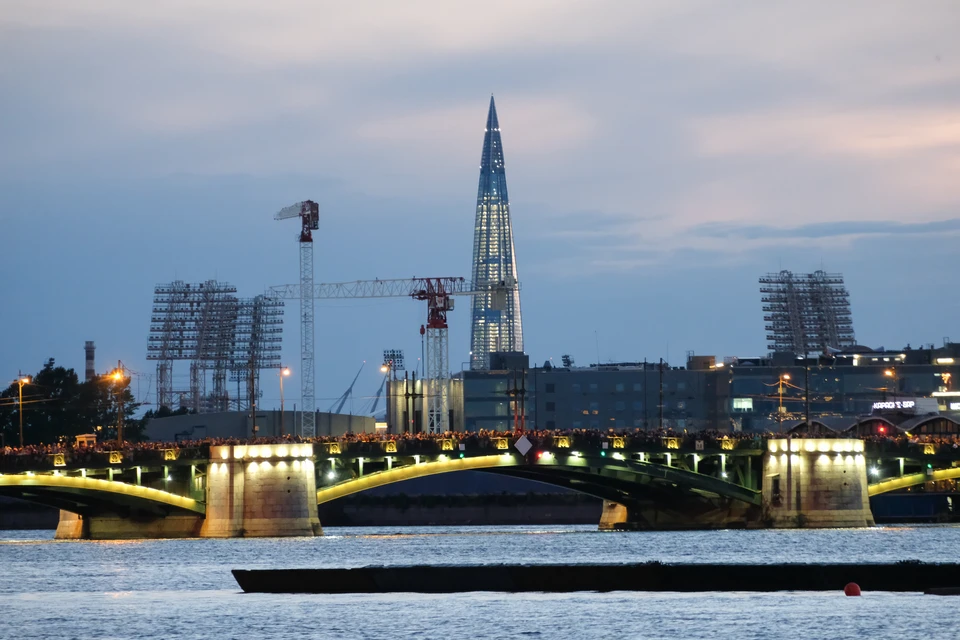 Юридический переезд "Газпрома" из Москвы в Петербург планируют завершить до осени.