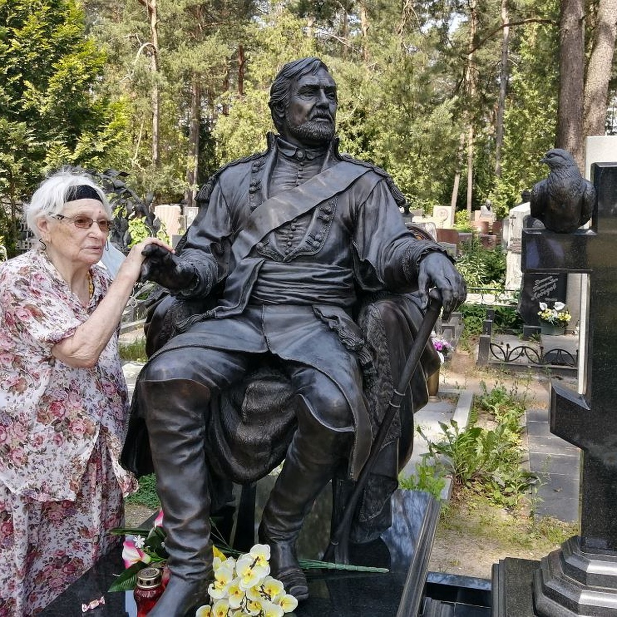 Он мне столько любви дал - ее хватает до сих пор»: вдова Ростислава  Янковского о легендарном артисте - она приходит на его могилу каждый  четверг уже пять лет - KP.RU