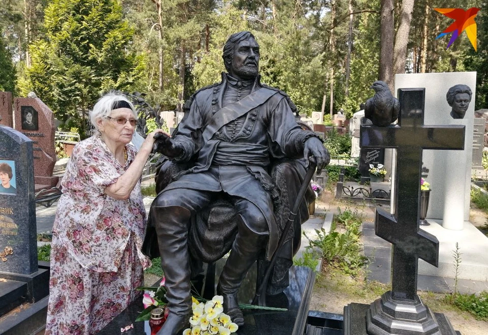 Нина Давидовна каждый четверг приходит на могилу мужа.