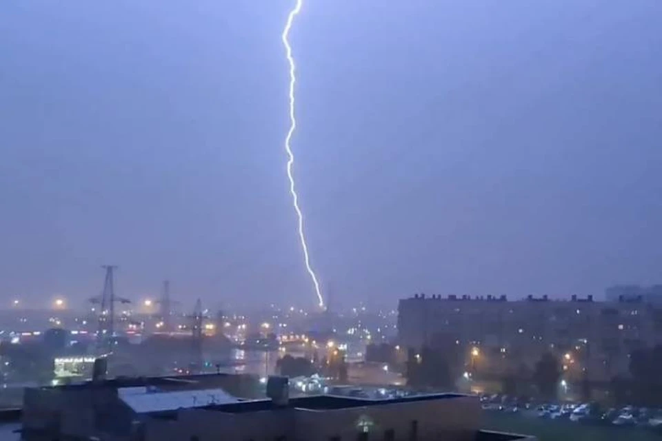 Молния лишила жителей Петербурга света