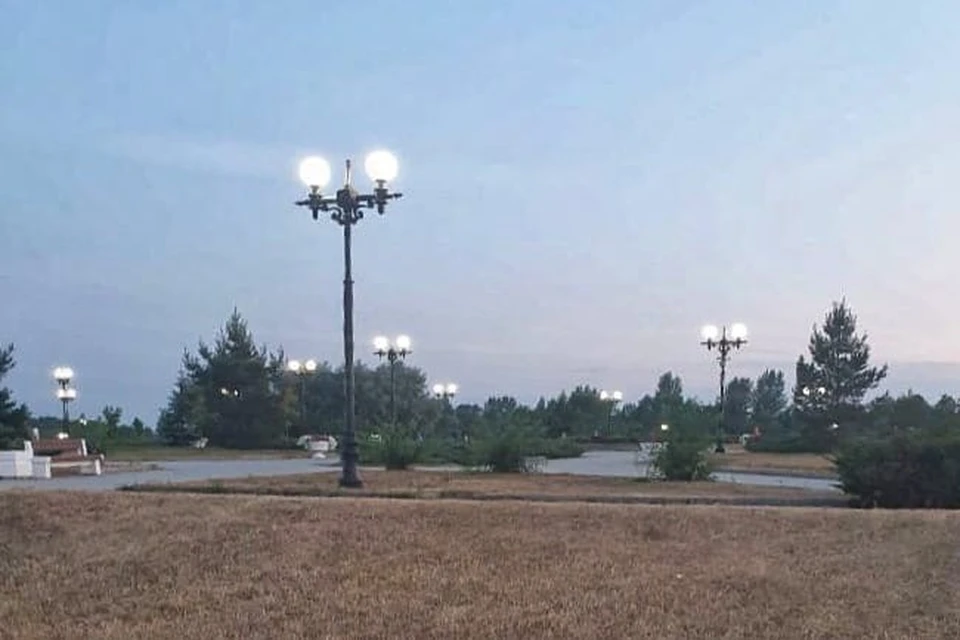 На Стрелке работает один фонтан, нет подсветок, трава вся пожухла, а ведь это туристическая зона. Фото: Наталья Великанова