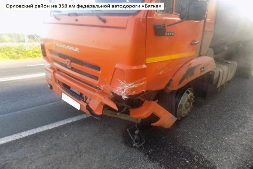 В аварии все остались живы из-за того, что удар пришелся по касательной. Фото: vk.com/gibdd43