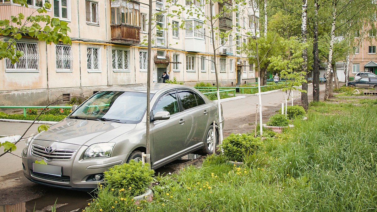 Парковка на газоне в Ижевске: как не нарваться на штраф и что делать, если  места во дворе нет? - KP.RU