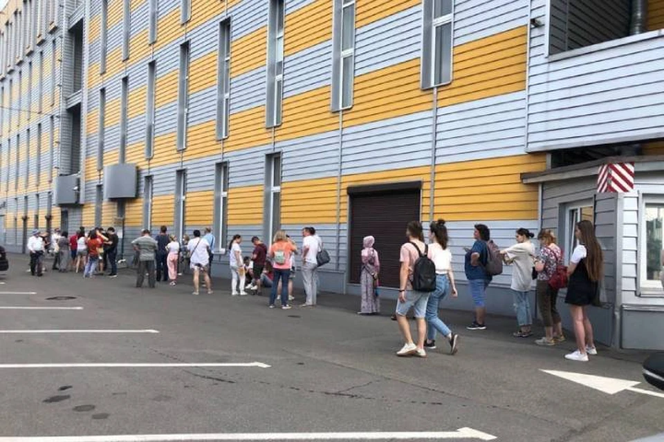 Огромные очереди в пункты вакцинации от коронавируса выстроились в Петербурге
