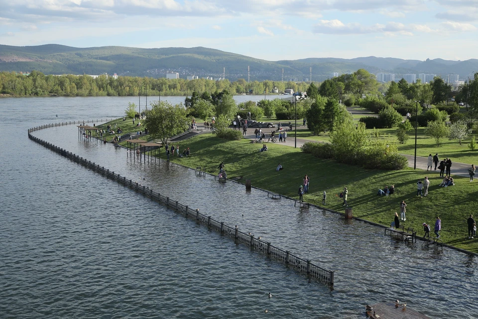 В Красноярске уровень воды в Енисее продолжает снижаться