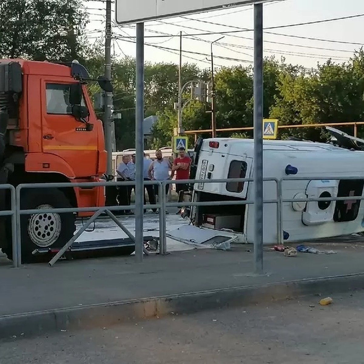 Он был хорошим отцом и счастливым дедом»: коллеги погибшего в ДТП в  Отрадном водителя скорой помощи до сих пор не могут поверить в случившееся  - KP.RU