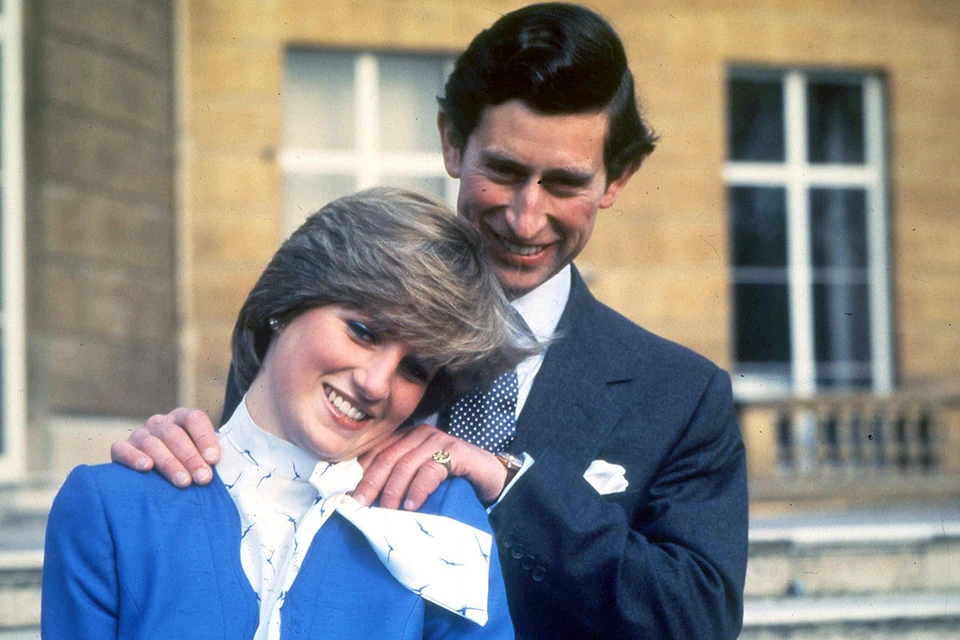 Принц Чарльз и Диана после объявления о помолвке, 1981 год.
