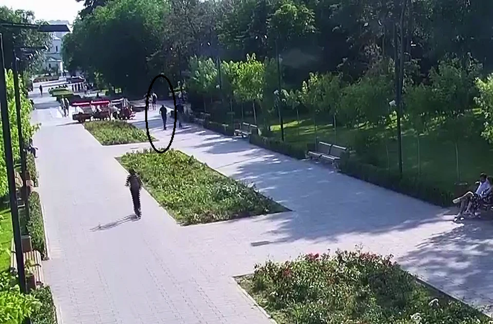Молодой человек спрыгнул с самоката, чтобы избежать столкновения, но сам упал на ребенка.