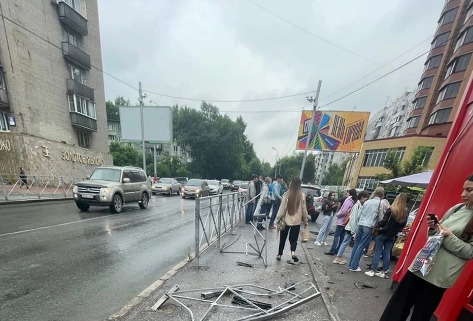 В Новосибирске кроссовер переехал женщину, которая шла по тротуару. Фото: АСТ-54