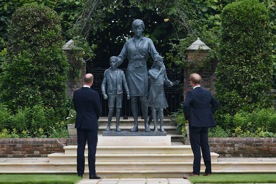 Статуя установлена в саду Кенсингтонского дворца.