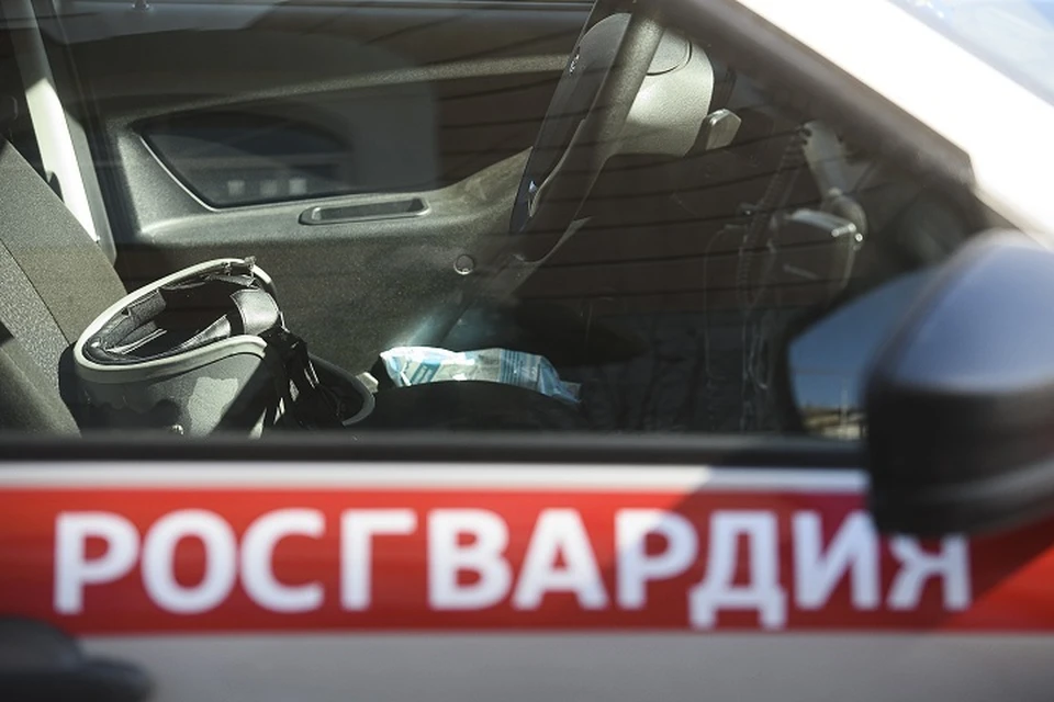 Бойцы рассказали детям о своей службе, а также показали служебный транспорт