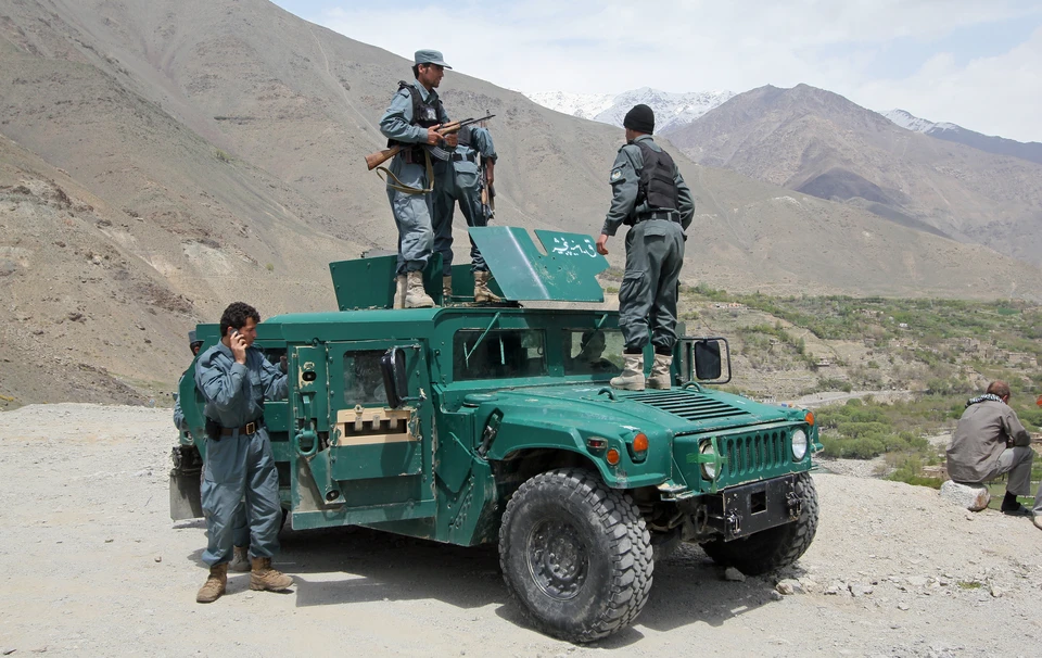 Более 300 афганских военных отступили в Таджикистан после боя с талибами*