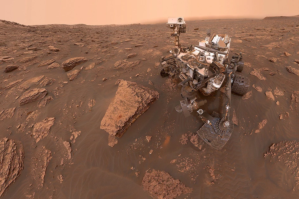 Марсоход НАСА Curiosity «Кьюриосити» на поверхности красной планеты.