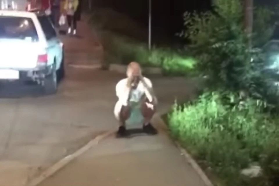 Пьяный мужчина не мог стоять на ногах.