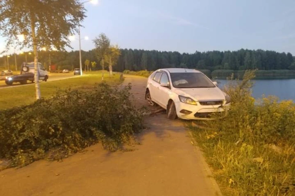 Легковушка пробила ограждение и вылетела на набережную канала в Петербурге