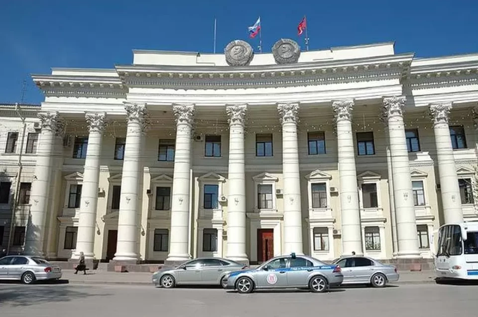 Мужчина бросил бутылки с горючей смесью к дверям здания