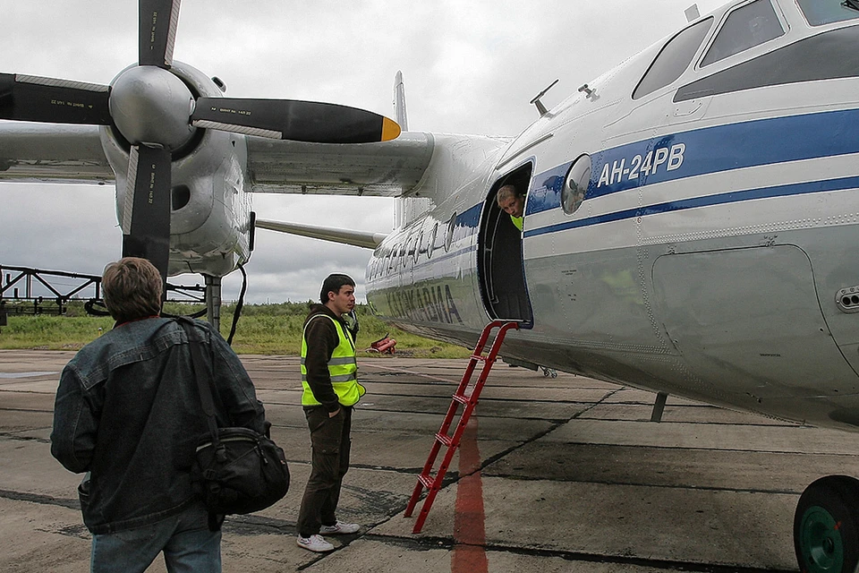 Пассажирский самолёт Ан-24 в аэропорту города Игарка, Красноярский край.