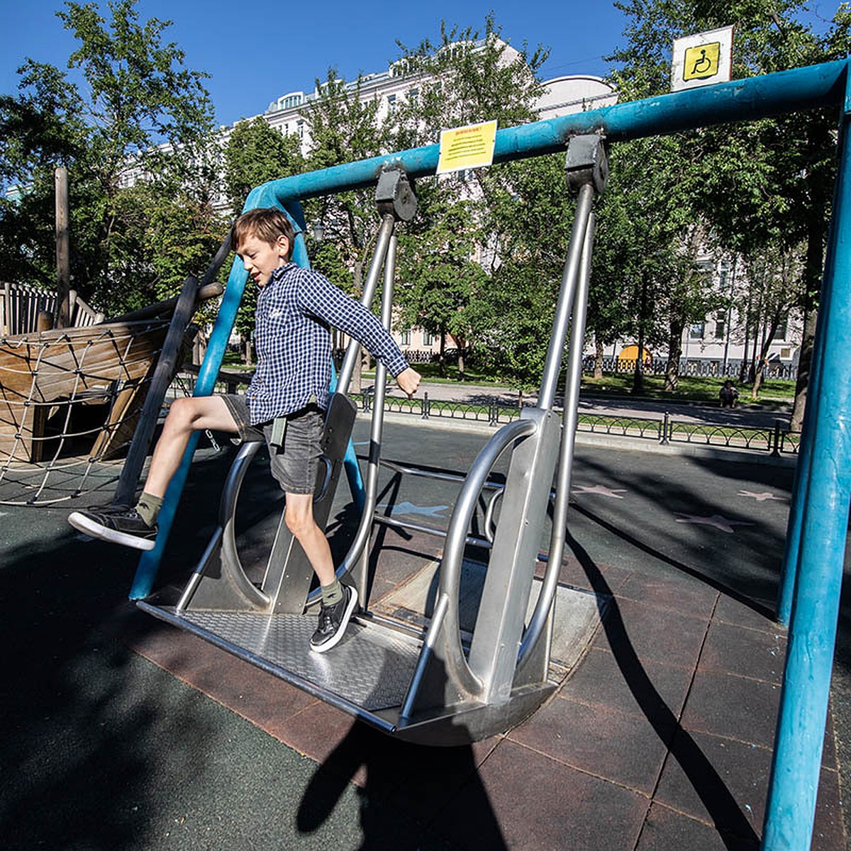 Родители пожаловались, что качели для инвалидов в Москве калечат здоровых  детей - KP.RU