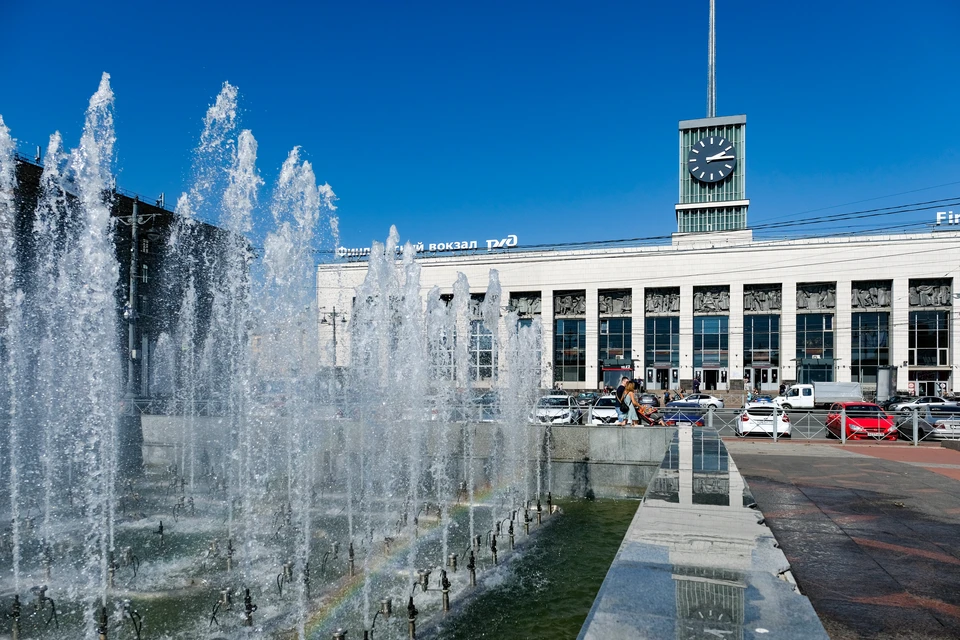 Петербуржцы выстроились в очередь за прививкой от ковида на Финляндском вокзале