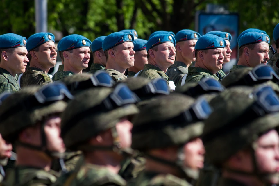 Никакой 100-тысячной группировки Российской армии у границ с Украиной нет. Донбасс защищают другие люди.