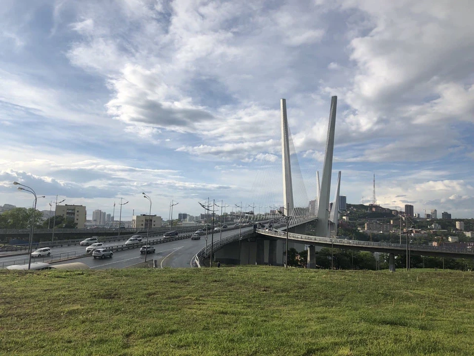 Дорожное препятствие расположено прямо под мостом.