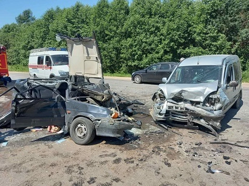 Водитель «ВАЗа 211540» пострадал в страшном ДТП в Кардымовском районе. Фото: ГИБДД России по Смоленской области.