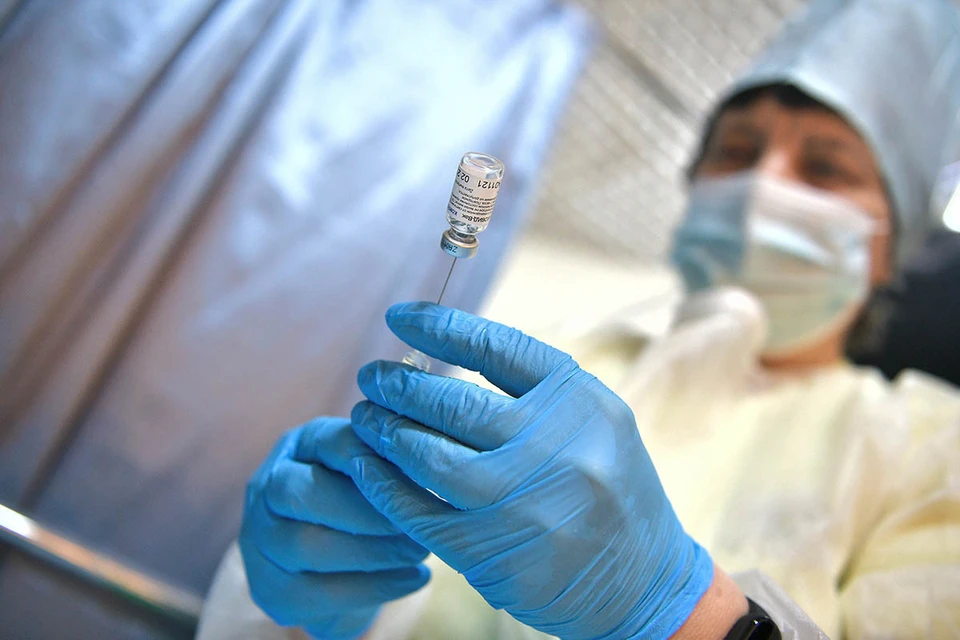 До 15 июля жители Москвы и Московской области, подлежащие обязательной вакцинации, должны получить первую дозу вакцины или однокомпонентный препарат «Спутник лайт».