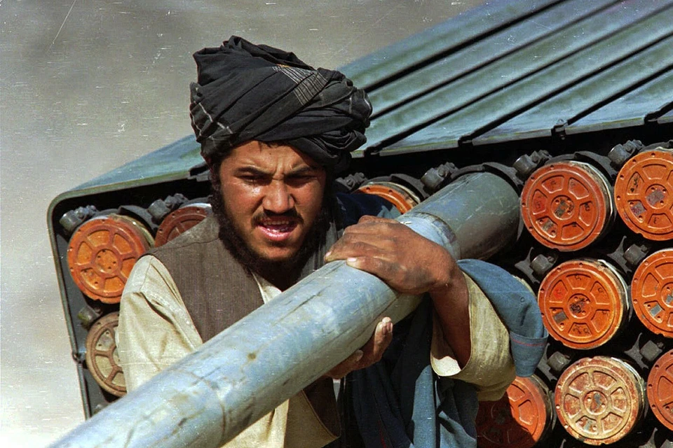 Боец "Талибана" (организация запрещена в РФ) готовит снаряды реактивной системы залпового огня.