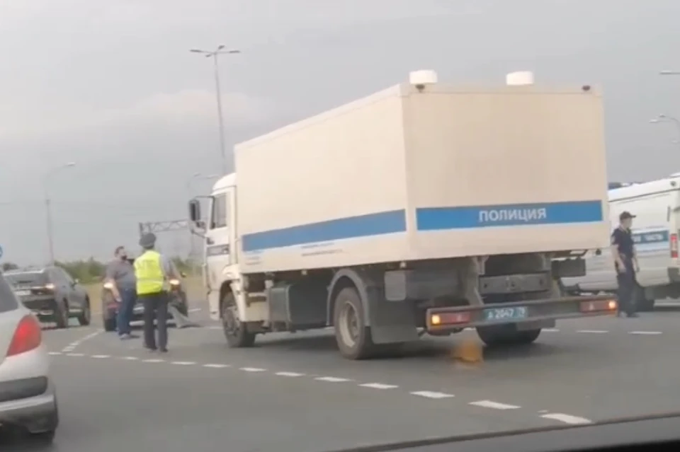 На юге Петербурга полицейский КАМАЗ попал в неприятное ДТП. Фото: vk.com/spb_today / vk.com/vil03