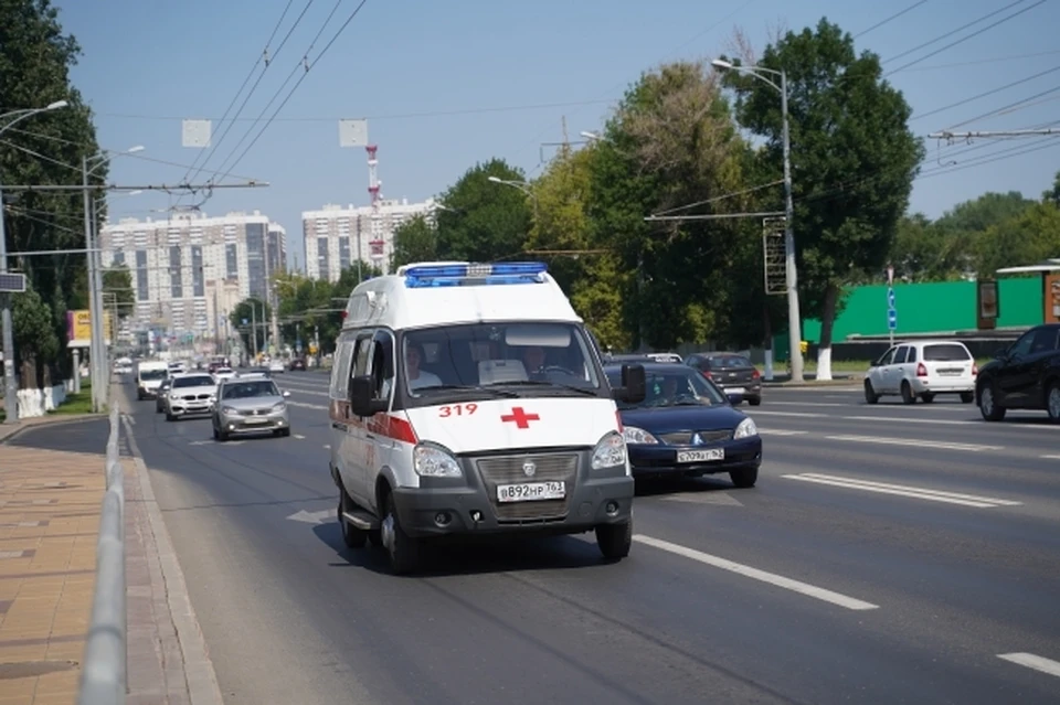 Сотрудника полиции на скорой помощи увезли в больницу