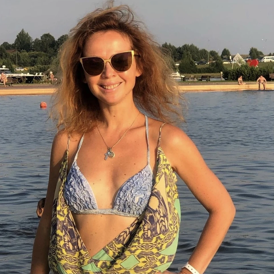 Актриса Елена Захарова отдыхает на пляже отеля в Конаково. Фото: Instagram/@lenazaharova57