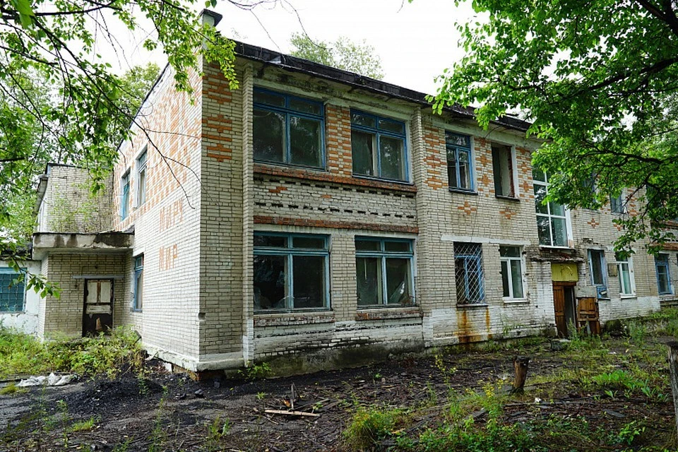 Школьница упала с заброшенного здания в Хабаровске