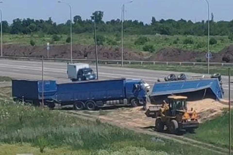 В Ростовской области перевернулся грузовик с зерном. Фото: "Это Ростов"