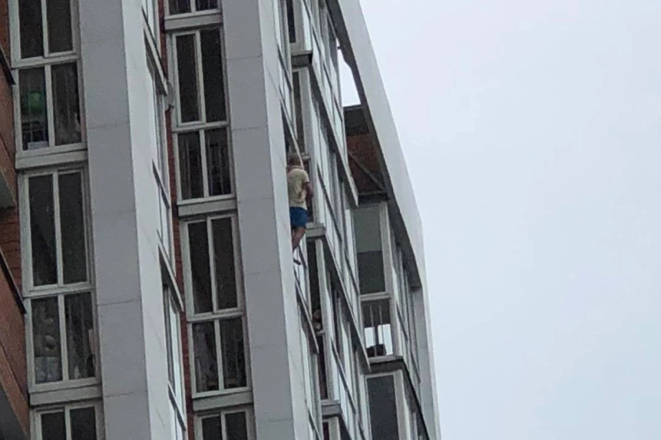 Появилось видео задержания иркутянина, который с ребенком на руках, стоял на карнизе 13-го этажа
