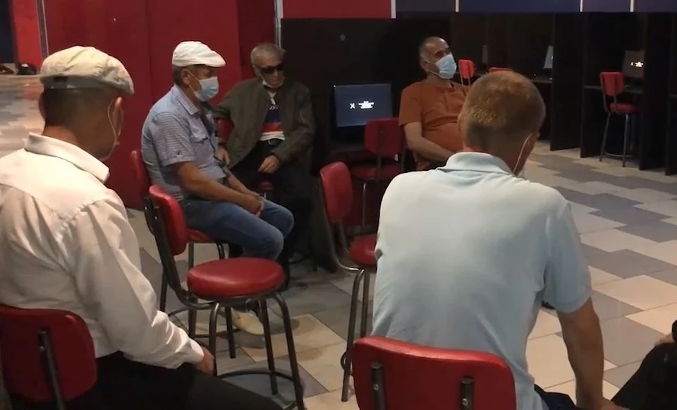 В Тюмени силовики устроили облаву на нелегальное казино. Скриншот из видео.