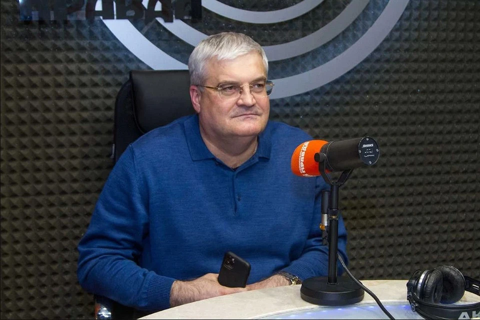 В эфире Радио «Комсомольская правда» Вячеслав Илюхин прокомментировал самые обсуждаемые темы и по традиции рассказал анекдот.