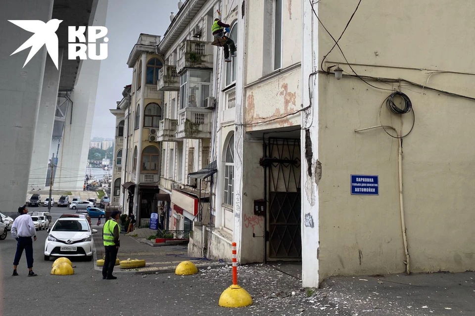 Место ремонта исторического здания никак не ограждено.