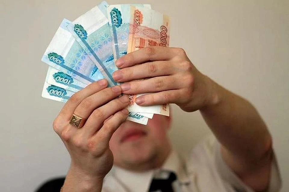 Помимо сверхприбылями, людей завлекают слишком дешевыми путевками, кешбэками за покупку ювелирных украшений и оказанием помощи в погашении кредитов.