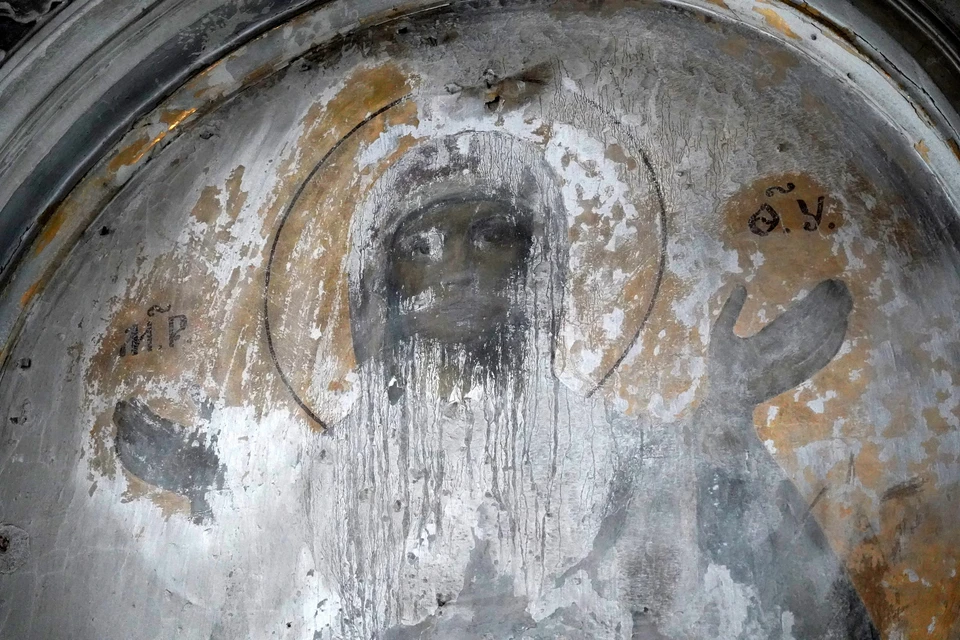 Лик Богородицы на золотом фоне нашли при реставрации в башне Смольного монастыря / Фото: КГИОП