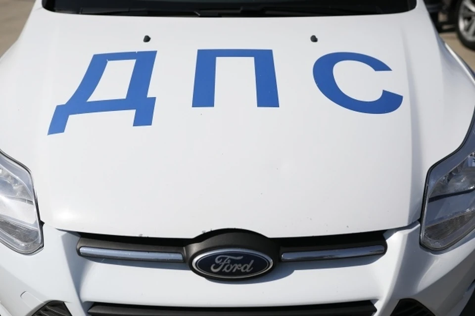 В Новосибирске водитель на кроссовере сбил мужчину на пешеходном переходе и уехал.