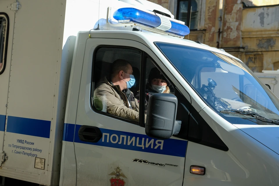 Мужчина изнасиловал 10-летнюю девочку в машине в Петербурге