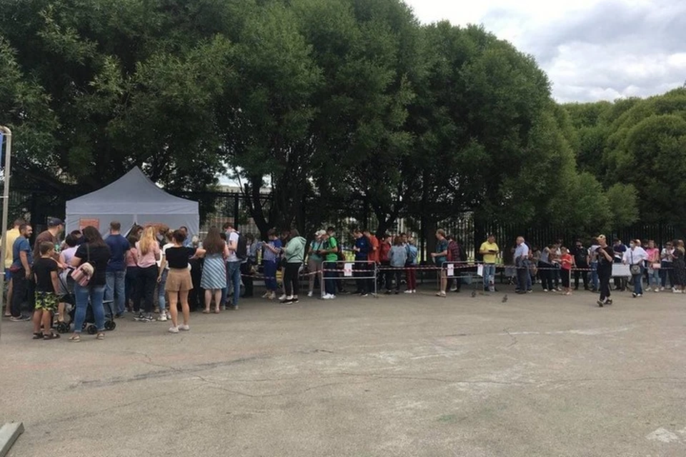 В последний месяц в этом пункте вакцинации огромные очереди. Фото: Евгения Романова.