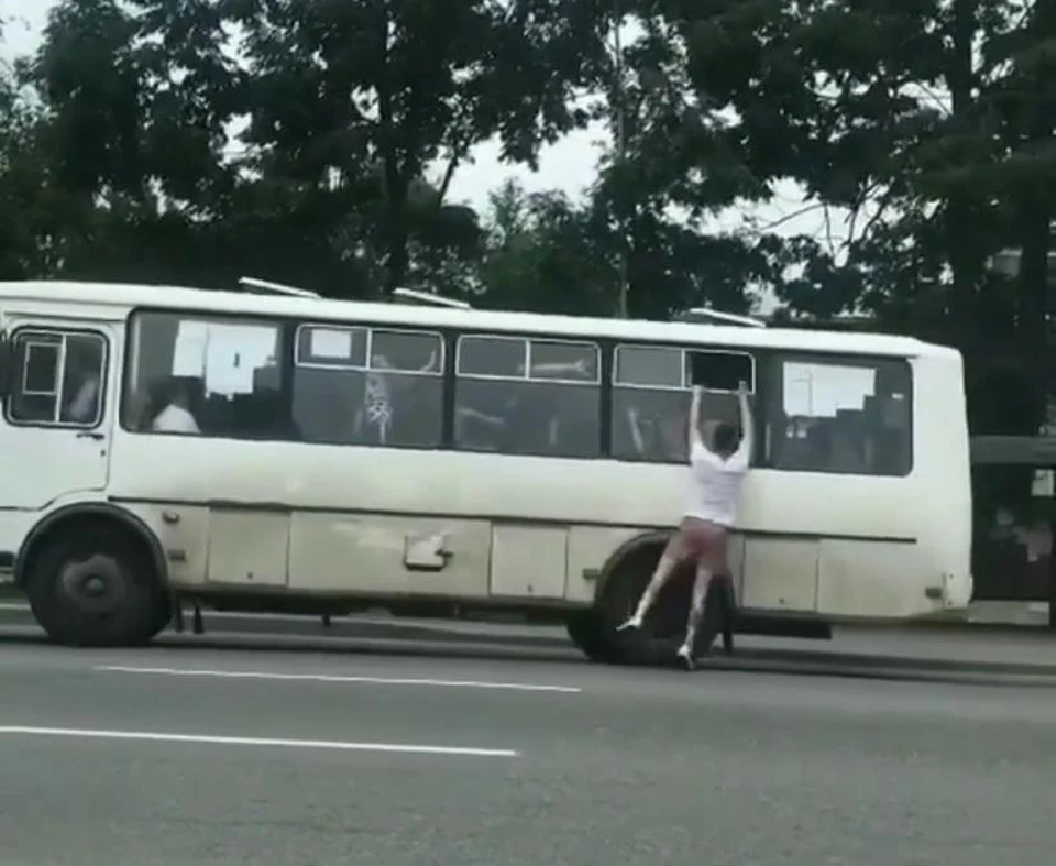 В Приморье парень пытался уехать на автобусе, держась за форточку. Фото: primorye_online